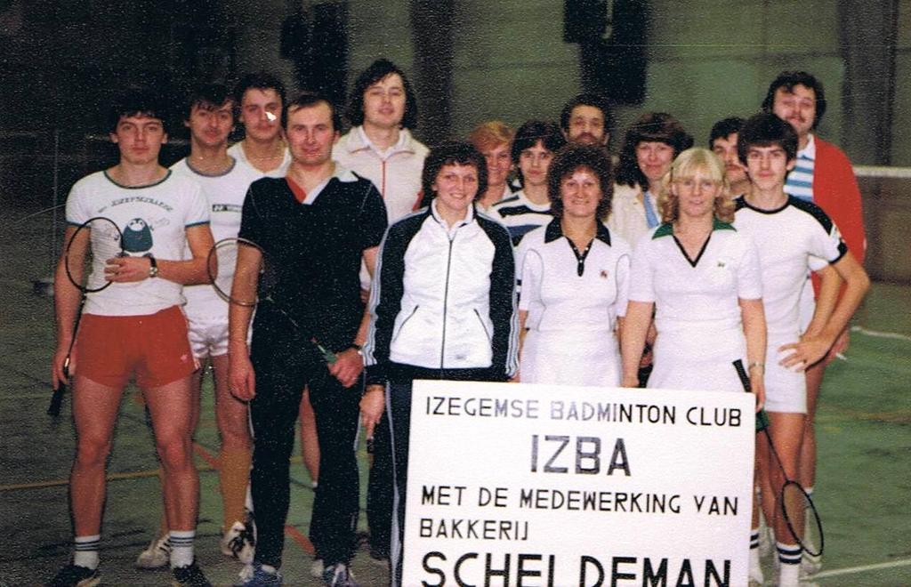 Izegemse Badmintonclub (IZBA) Geschiedenis De club werd in 1982 opgericht door oud- voorzitter Jan Tousseyn.