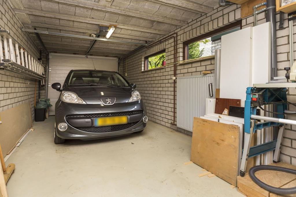 De dubbele garage De dubbele garage is opgetrokken in een traditioneel gedegen bouwconstructie, bestaande uit geïsoleerde metselwerk