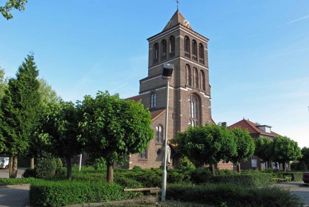 Aan uw linkerhand ziet de Zandse Kerk, een typische wederopbouwkerk. Volg de routebeschrijving tot u in De Hoeve bent.