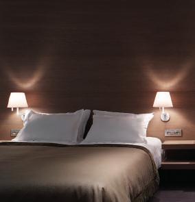 OVERNACHTING IN HET KASTEEL Goede nacht in ons hotel Kasteel Gravenhof beschikt over 26 moderne kamers die uitgerust zijn met alle faciliteiten en uitkijken op ons