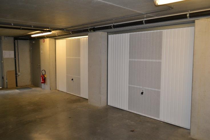 8. garage Het appartement beschikt over 2 ruime ondergrondse garageboxen met automatische kantelpoorten. De garageboxen zijn nu verbonden, maar kunnen op eenvoudige wijze gecompartimenteerd worden. 9.