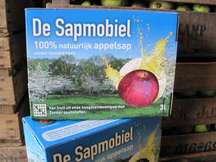 De Sapmobiel is een grote aanhanger waarop een fruitpers en pasteurisatiemodule zijn gemonteerd, die de appels rechtstreeks verwerken tot uw eigen, verpakt appelsap.