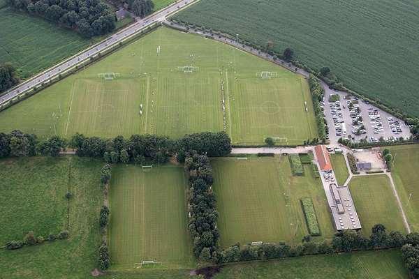 Adres: Sportcomplex De Leemshoeve, Steenweg op Merksplas 80, 2300 Turnhout Komende van autostrade vanuit Antwerpen of Eindhoven: Langs E34 afrit 23 Turnhout West, richting Turnhout aan ring naar