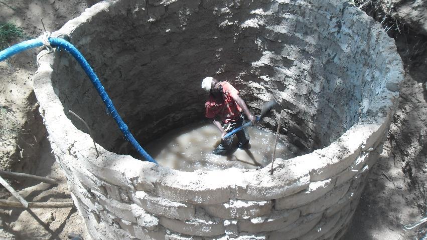 De mensen die hier wonen kunnen dit water drinken en buitenlanders kunnen het drinken als het gekookt is. Veel materiaal hebben we aan moeten voeren zoals water, zand en stenen.