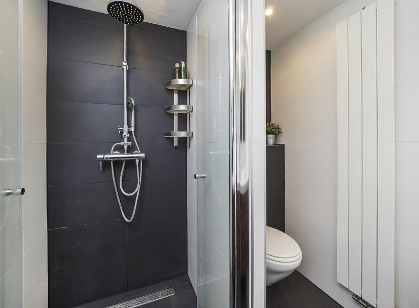 Badkamer Moderne geheel betegelde badkamer uit 2016 met een