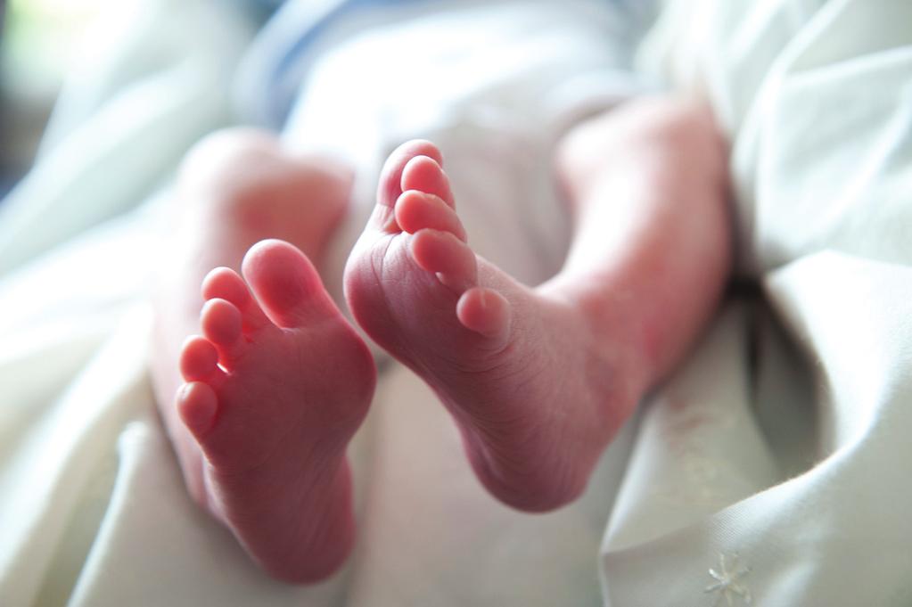 > DE NEONATALE HIELPRIK SCREENING MONITOR 2015 De Neonatale Hielprik Screening (NHS) is in 1974 in Nederland ingevoerd en wordt gecoördineerd door het RIVM-Centrum voor Bevolkingsonderzoek (CvB).