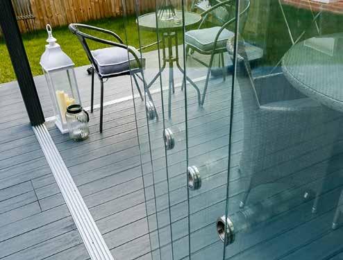 Glasschuifswanden met 10 mm panelen Naast de 8 mm glasschuifwand heeft Gardendreams ook een glasschuifwand met 10 mm glaspanelen, welke een aantal voordelen met zich meebrengt ten opzichte van de 8