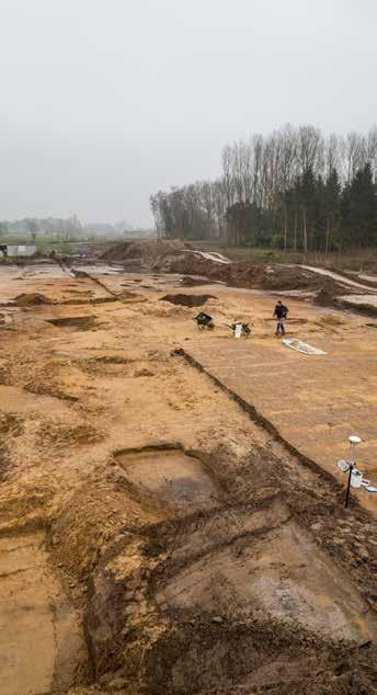 Schatten in de bodem van Klein Broek Bij een archeologisch onderzoek in Klein Broek stootten archeologen op 47 graven uit de vroege middeleeuwen. Een uitzonderlijke vondst in Vlaanderen.