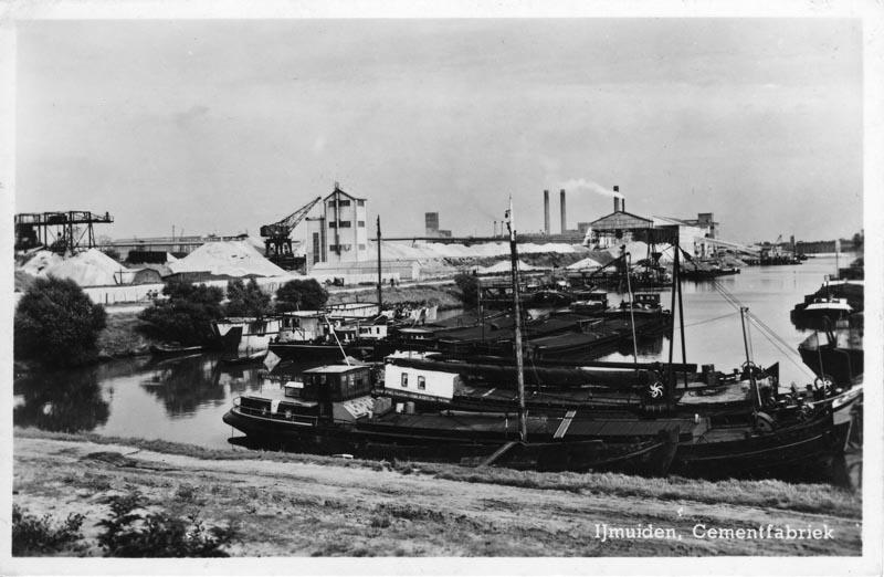 Dat het ligplaats nemen in de 1 e Rijksbinnenhaven (ook wel cementhaven genoemd) echter al heel lang gebruikelijk is, wordt nog eens bewezen door een foto van tientallen jaren geleden.