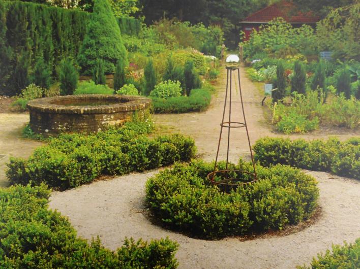 Tien van de dertig tuinen, aangelegd door Mien Ruys, zijn nu aangewezen als beschermd monument. http://www.tuinenmienruys.