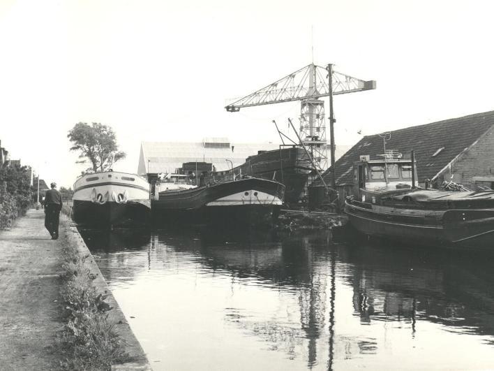 Drie scheepswerven hebben gedurende vele jaren een bestaan gehad in Dedemsvaart, o.a. Scheepswerf Peters aan het kanaal de Dedemsvaart.