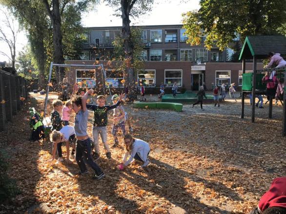 spelen is zo belangrijk. Afgelopen woensdag is het plein blad vrij geblazen. Maar hoe leuk is het niet om ook met bladeren te spelen.