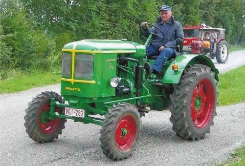 000 uren trouwe dienst kreeg de F2L-514 dit plaatje aan de linkerzijkant bevestigd. (Foto links) Deutz D-30 F2L-514 /4 U De F1L-514 heeft inmiddels al in 1957 het veld al geruimd.