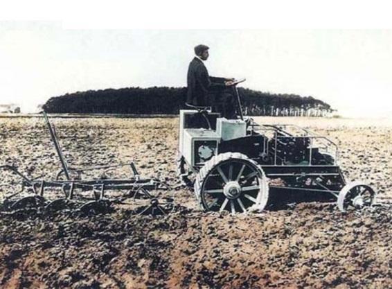 Tractoren Toch zou het nog tot 1907 duren voordat Deutz met het bouwen van tractoren begon. Nou ja tractoren, het was een automobielploeg van 40 pk en een zelfrijdende ploeg (Tragpflug) van 25 pk.