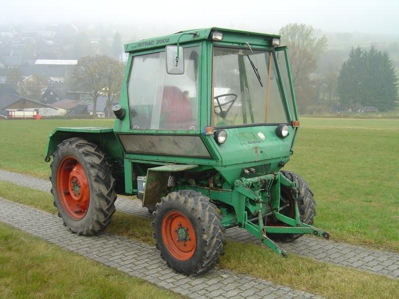 De cabine is aan de voorzijde geplaatst en door de ruime beglazing is er niet alleen aan de Deutz D-10006 voorzijde maar ook aan de achter en zijkant goed zicht op het werk.