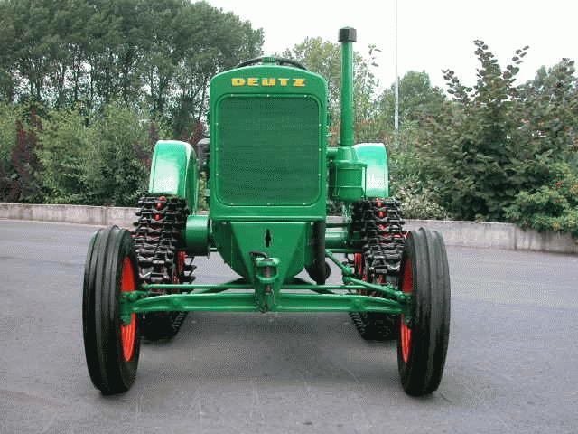 Een tractor die zijn sporen heeft verdiend bij boeren en loonwerkers.