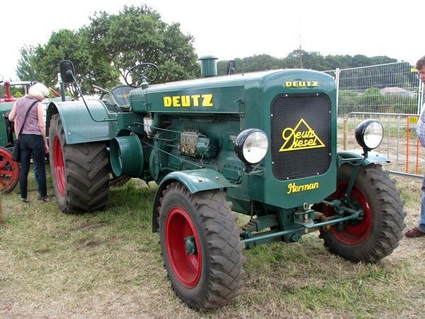 Vanaf 1955 komt de DK-90 op de markt met een luchtgekoelde 6- cilinder F6L514 motor met een vermogen van 90 pk bij 1650 omw/min. en een cilinderinhoud van 7983 cc.