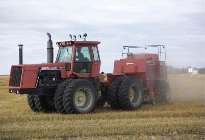 In 1987 worden Deutz DX tractoren als 7000 serie rechtstreeks vanuit Duitland naar de VS verscheept. De serie loopt tot 144 pk.