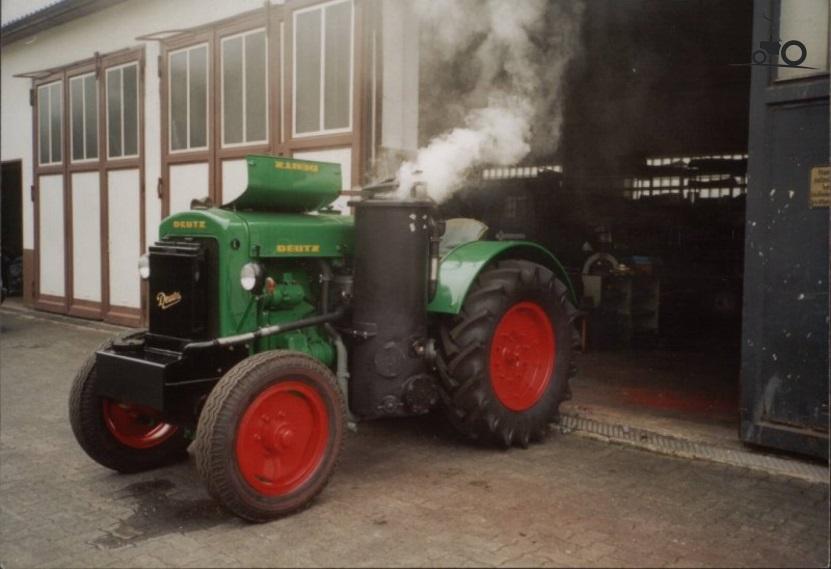 Deze kleine trekker ook wel Bauernschlepper genoemd heeft 3 versnellingen vooruit en 1 achteruit. De F1M-414 kan zowel elektrisch als met een slinger worden gestart.