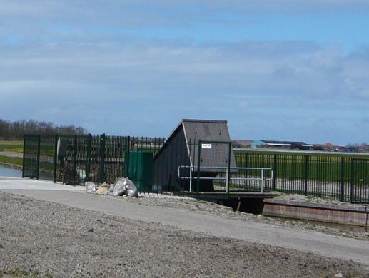 Een gemaal dat herkenbaar in een polder staat, draagt bij aan de leesbaarheid van het landschap.