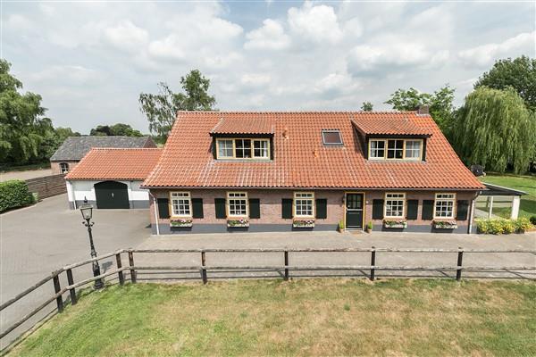 Bijzonderheden: Inhoud woonhuis: ca. 1.104 m³. Woonoppervlakte: ca. 255 m². Inhoud bijgebouw: ca. 515 m². Oppervlakte bijgebouw: ca. 102 m².