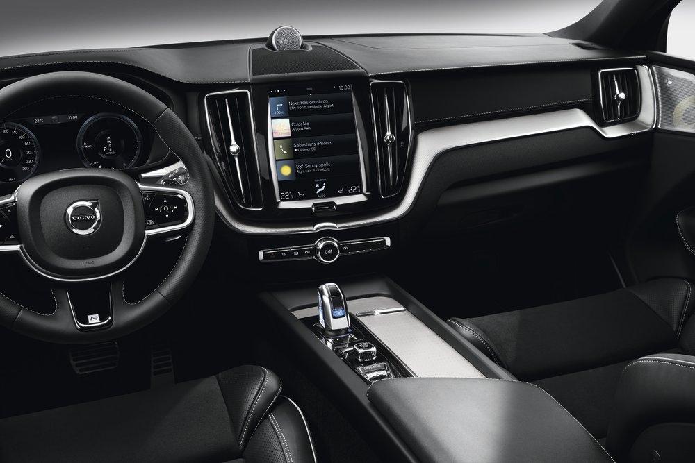 VOLVO XC60 ELEKTRISCH RIJDEN VEILIG OPLADEN Volvo hecht veel belang aan het (veilig) opladen van de auto. Met een volle accu kunnen de voordelen van de auto volledig worden benut.