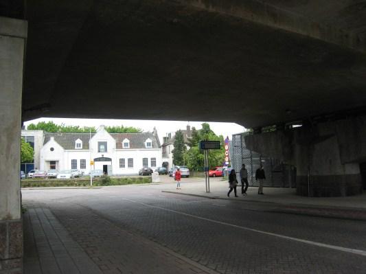 Een andere programmatische invulling dan wonen en een geleidelijke transformatie van het Sluiskwartier worden niet bij voorbaat uitgesloten.