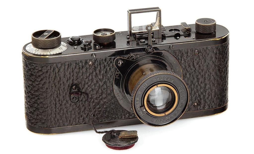 Veiling Wenen: duurste camera ter wereld Een fotocamera van de firma Leica uit 1923 heeft zaterdag op een veiling in Wenen een recordbedrag opgeleverd van 2,4 miljoen euro.