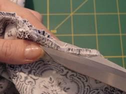 De naad is tamelijk dik. Knip daarom de naadtoeslag van de rok af tot 0,5cm.
