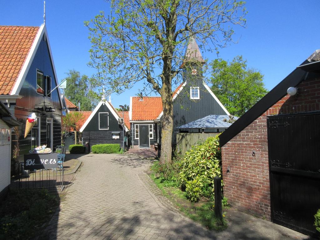 Drie doodlopende straatjes met Zaanse huisjes en het oud kerkje De Kemphaan vormen De Woude. Westwouderpolderroute vanaf startpunt de Woude (7 km) Honden niet toegestaan. 65% onverhard.