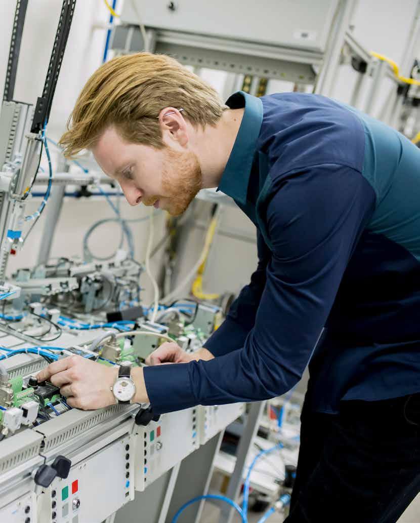 Productie, apparaten- en machinebouw Partner voor machinebouwers Intronics is al meer dan 35 jaar actief als value added distributeur voor industriële connectivity in Nederland.