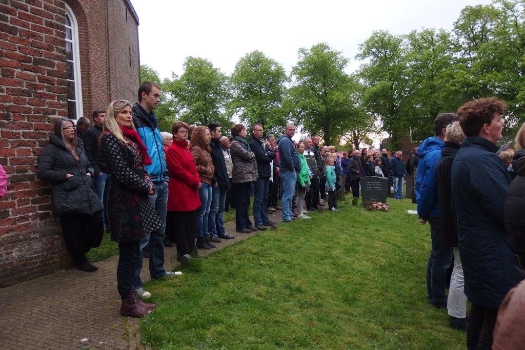 nu een blijvend monument omzoomd met fraaie bomen Waar jaarlijks velen met bewogen harten ter herdenking