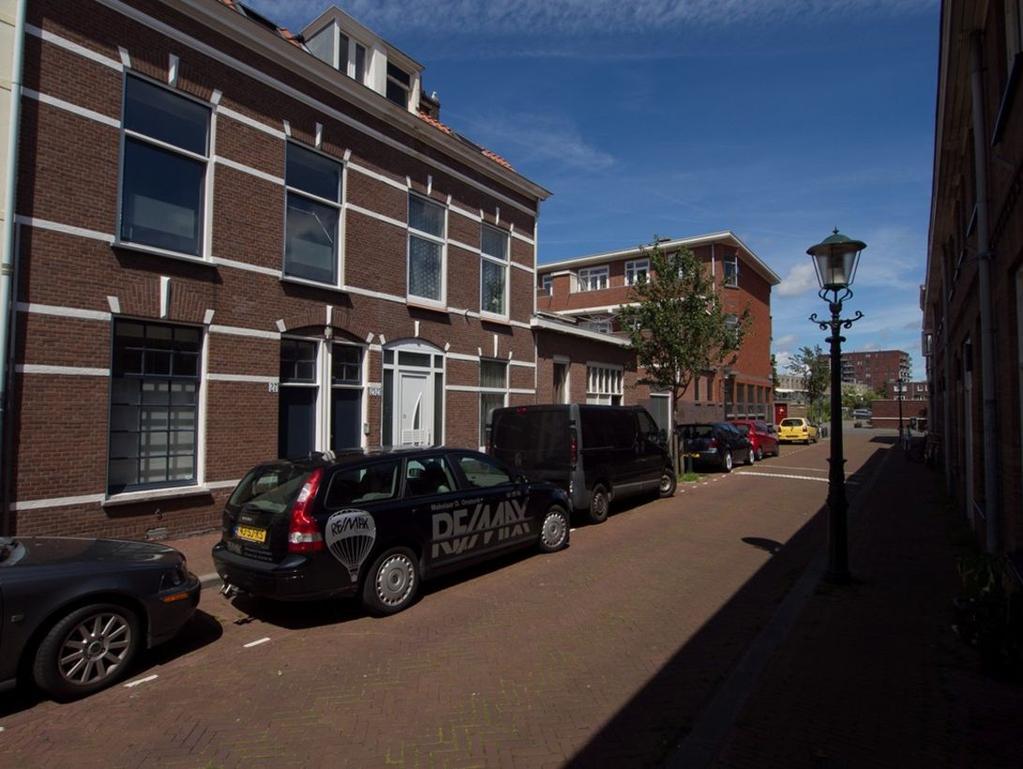 ALGEMENE OMSCHRIJVING Gelegen aan de rand van het hippe Regentessekwartier aangrenzend met het centrum van de stad ligt dit bijzondere huis met vele opmerkelijke ruimten verdeeld over 3 woonlagen.