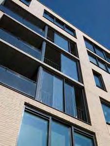 [Botania Amsterdam, de Architekten Cie.] 5 De hangende constructie zorgt er ook voor dat de panelen altijd feilloos schuiven. Onafhankelijk van werkingen in de bouwkundige constructie.