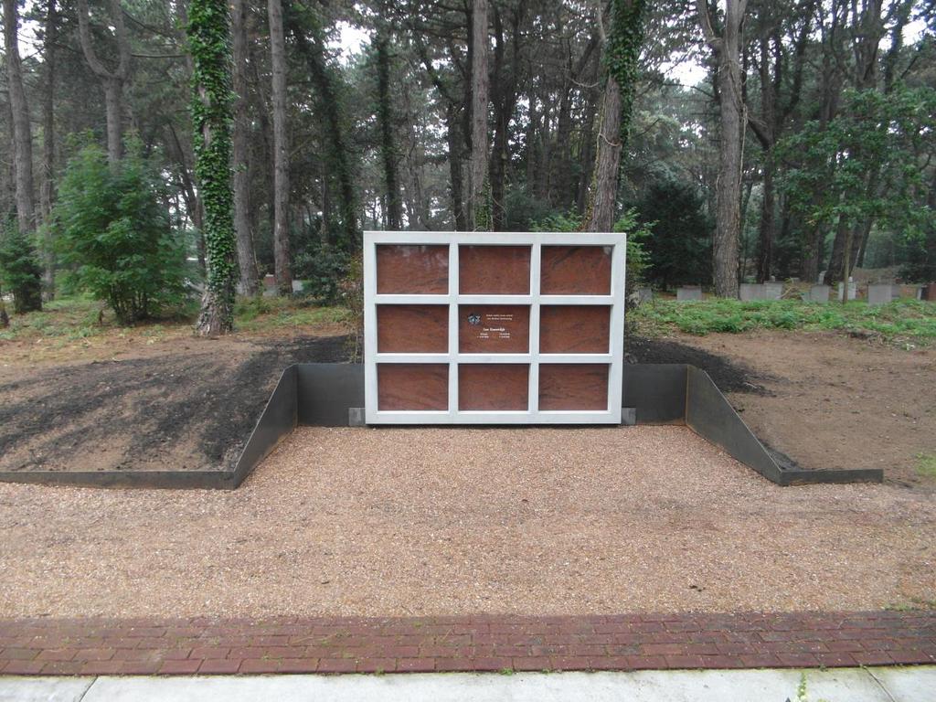 Particulier Wandgraf: Op de begraafplaats Duinrust bestaat de mogelijkheid om boven de grond te worden begraven. Een wandgraf bevindt zich in een betonnen muur waarin negen graven zijn gerealiseerd.