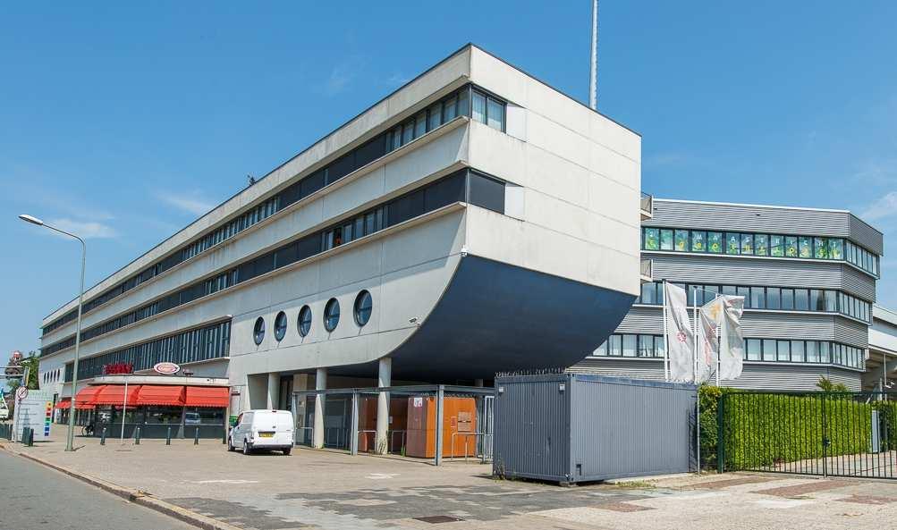 OBJECT is in 1998 gerealiseerd aan de voorzijde van voetbalstadion De Geusselt in Maastricht.