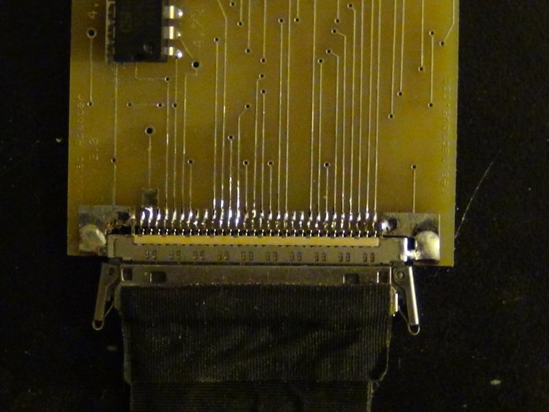 Installeer de UniMac Adapter zoals afgebeeld. De FFC kabel zal schuiven in de opslagruimte, het is een standaard "slide lock" stijl recepticle.