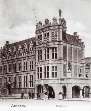 3. Het Arnhemse stadhuis werd gezien als een goed voorbeeld voor een raadhuis op de Kerkbrink. Het zou een kolossaal gebouw geworden zijn.