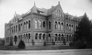 5. Aan de westrand van de villawijk Boomberg werd in 1903 de gemeentelijke Hogere Burgerschool gerealiseerd. Het ontwerp was van gemeentearchitect Piet Andriessen. (coll.