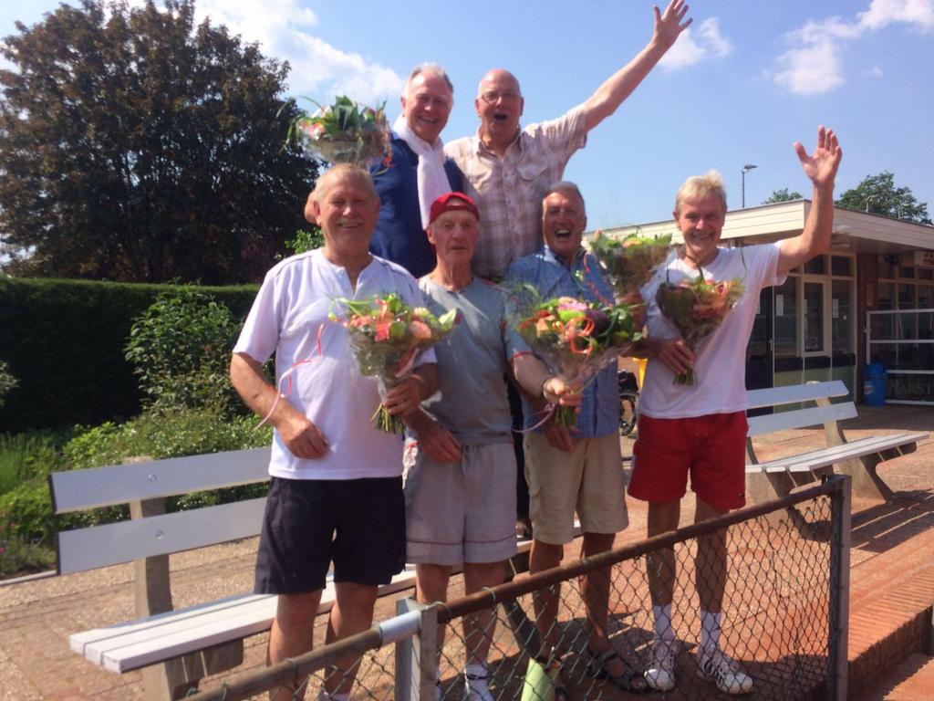 TV Bergh feliciteert het mannenteam van de zaterdagmiddagcompetitie. Afgelopen zaterdag werden ze kampioen en werden ze direct in het zonnetje gezet door het bestuur met een bosje bloemen.