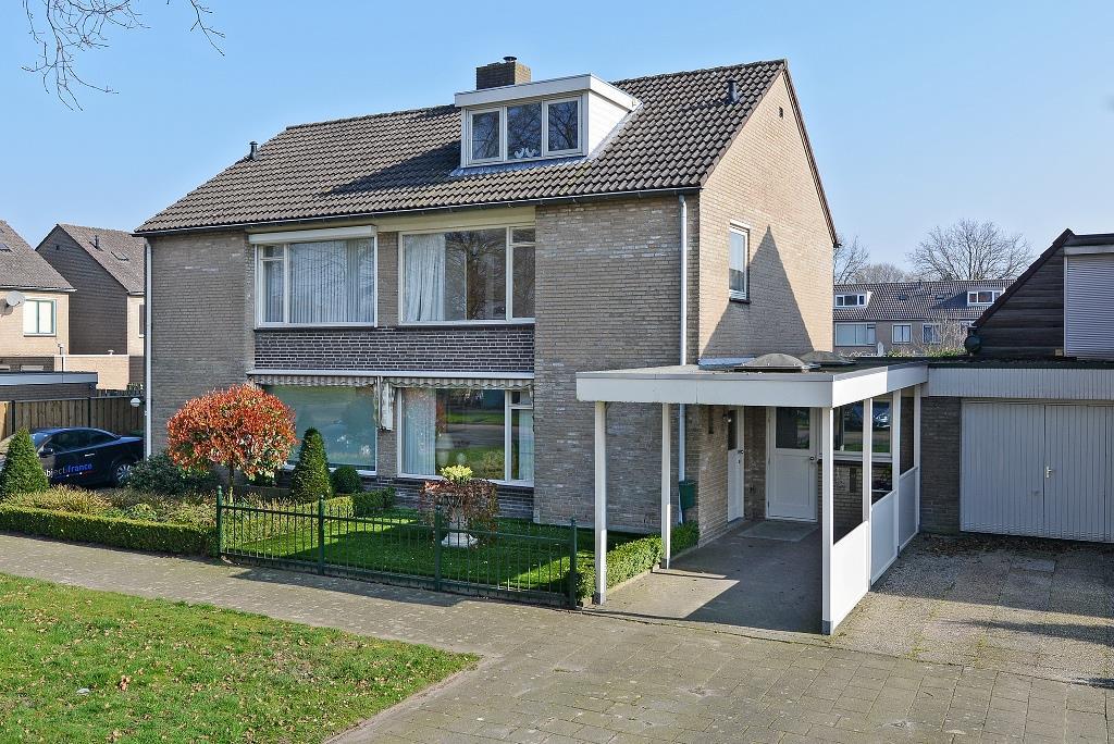 winkelstraat en de basisscholen. Ook sportverenigingen en uitvalswegen bevinden zich in de directe omgeving.