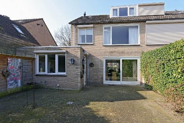 Aan de voorzijde beschikt het huis over een praktische carport waarin een lichtkoepel voor daglicht zorgt.