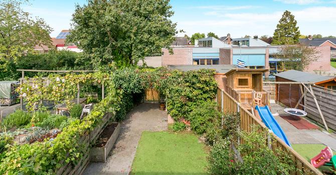 Wonen aan het water met een strandje in uw voortuin, wat een unieke kans! Deze ruime tussenwoning is gelegen aan de rand van het dorp op een steenworp afstand van de zeedijk.