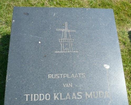 De grafzerk van Tiddo Klaas Muda te Den Andel Op het kerkhof bij de Hervormde kerk te Den Andel is de laatste rustplaats te vinden van Tiddo Klaas Muda.