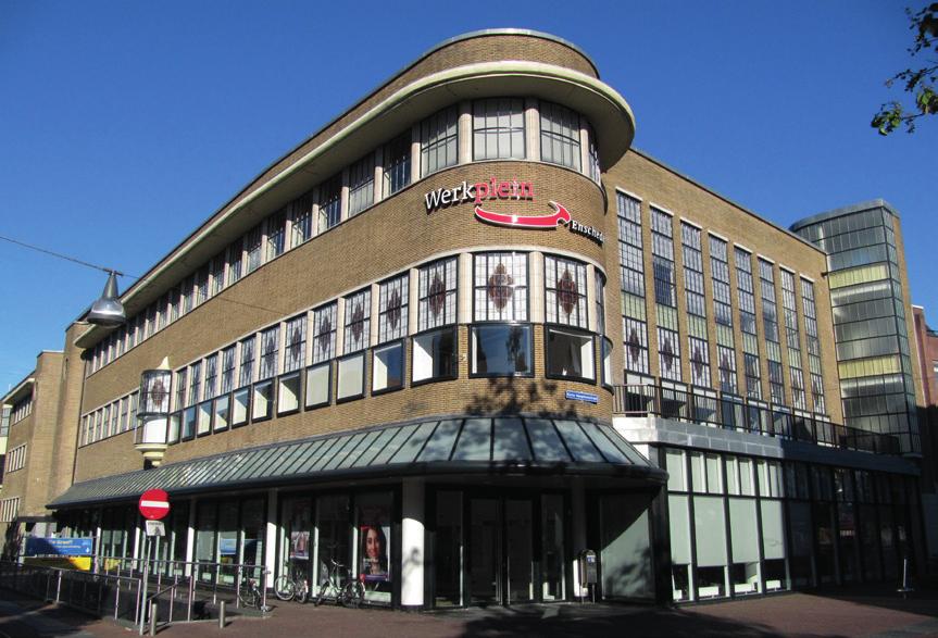 45 Voormalige V&D-pand RM Links staat het oude V&D-pand, met de ingang op de hoek met de Korte Hengelosestraat. Dit was het eerste grote winkelwarenhuis in Twente.
