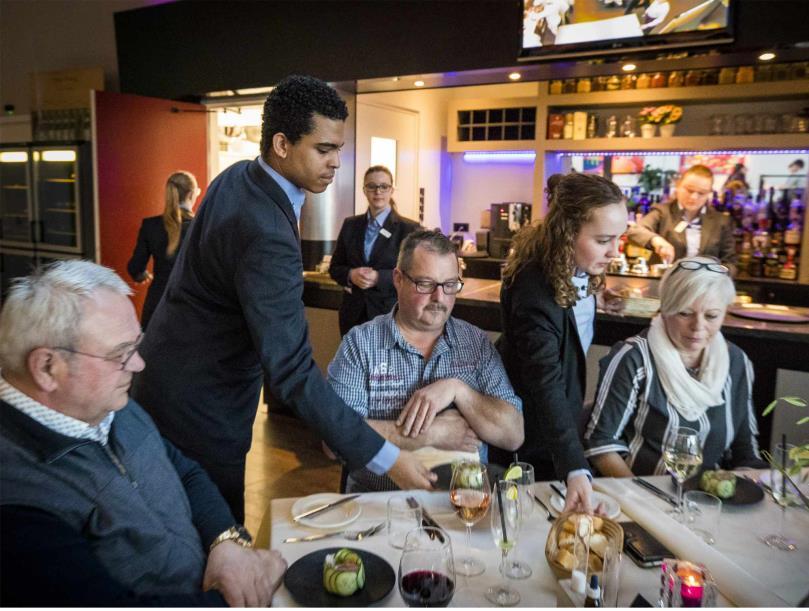 Wat te doen? Er zijn meerdere opties denkbaar: 1. Limburg weer aantrekkelijk maken door een nichemarkt aan te boren: 2-