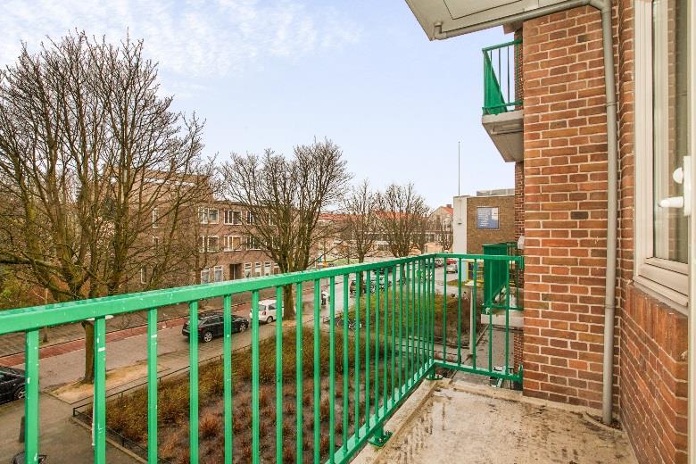 het uitsluitend gebruik van de woning met balkons gelegen op