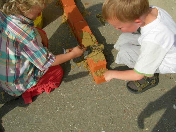 Natuurlijk speelmateriaal voor op de pleinen In het team hebben we afgelopen teamvergadering gesproken over natuurlijk speelmateriaal voor op de schoolpleinen.