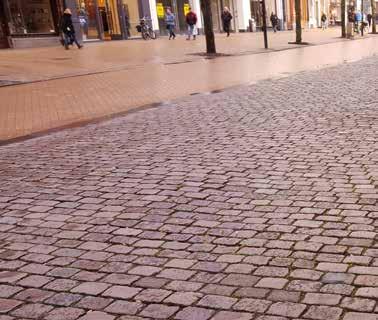 HET NIEUWE AKERKHOF DE STADSRUIMTE De inrichting voor de toren van de Akerk is opgebouwd uit lagen die verwijzen naar heden en verleden.