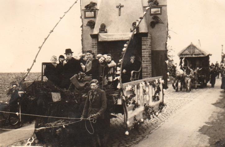 Paardenbegeleider: Gerard Lemiegre, op de wagen: Gaston